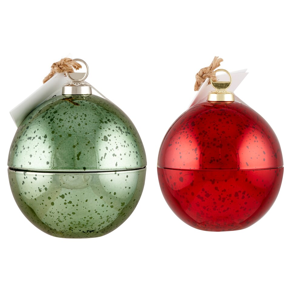 Svíčka v kovovém kulatém držáku