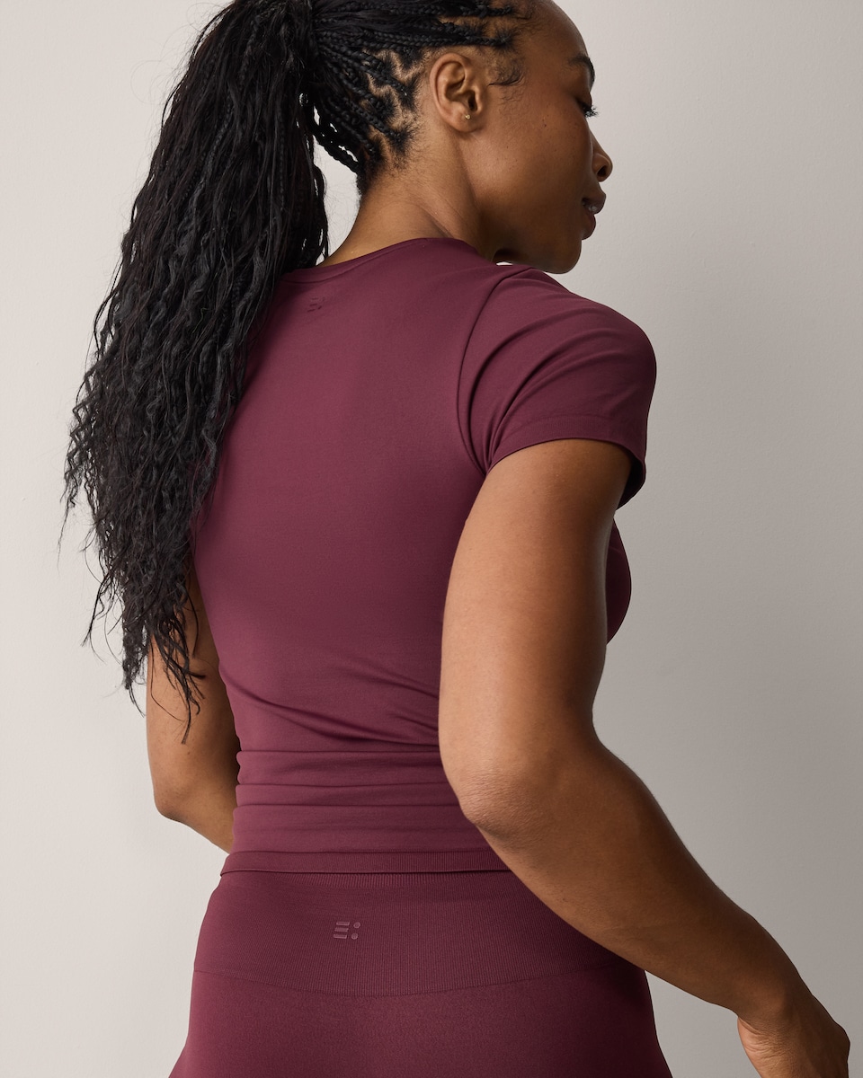 image 1 of F&F Active SEAMLESS Ruched Side T-Shirt in Burgundy