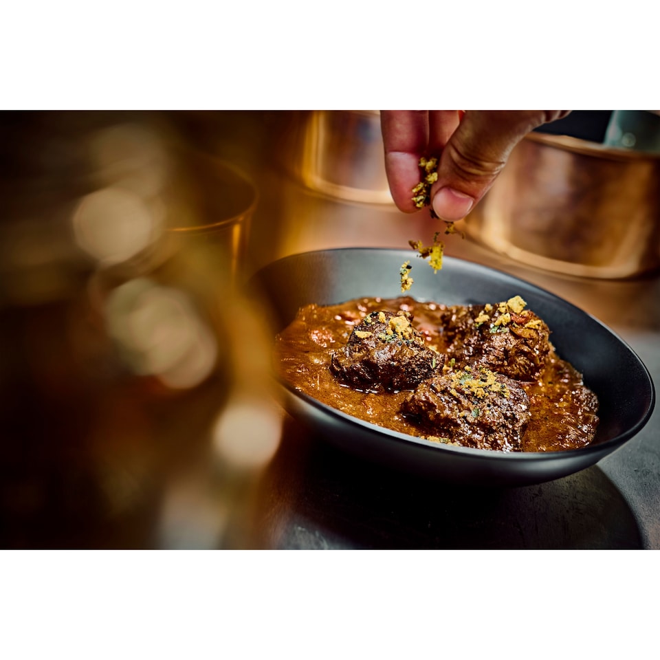 image 1 of Tesco Finest Chef’s Collection Masala spiced Beef Cheeks with Fiery Madras Sauce and Crispy Onion Sprinkle 862g