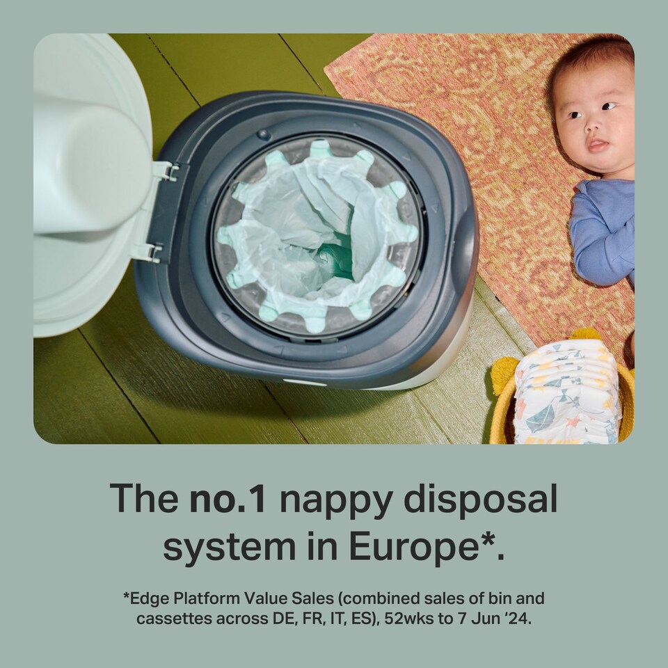 image 1 of Tommee Tippee Twist&Click Sangenic Cotton White