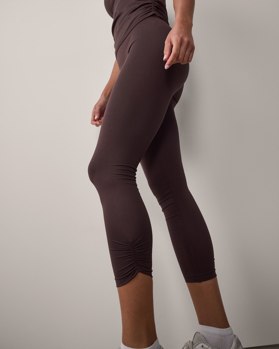 image 1 of F&F Active SEAMLESS Ruched Hem Leggings in Chocolate