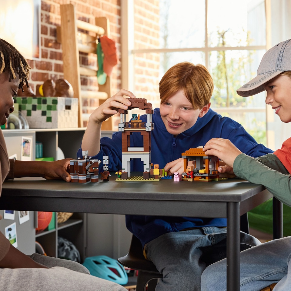 obrázok 1 z LEGO Minecraft 21278 Základňa plieniteľov a Ničiteľ