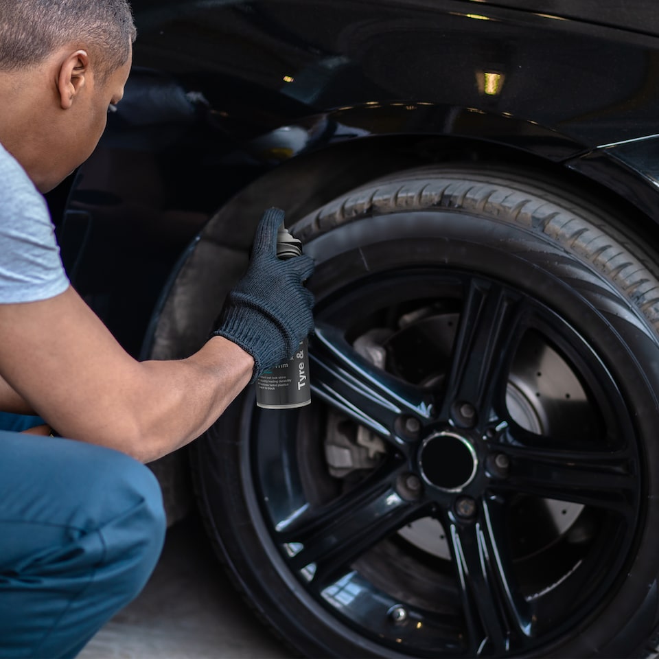 image 1 of Simoniz Back to Black Tyre and Trim 500ml