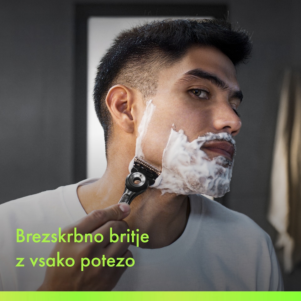 obrázok 1 z GilletteLabs Holiaci Strojček S Exfoliačným Prúžkom, 1 Rukoväť, 1 Holiaca Hlavica, 1 Nástenný Držiak