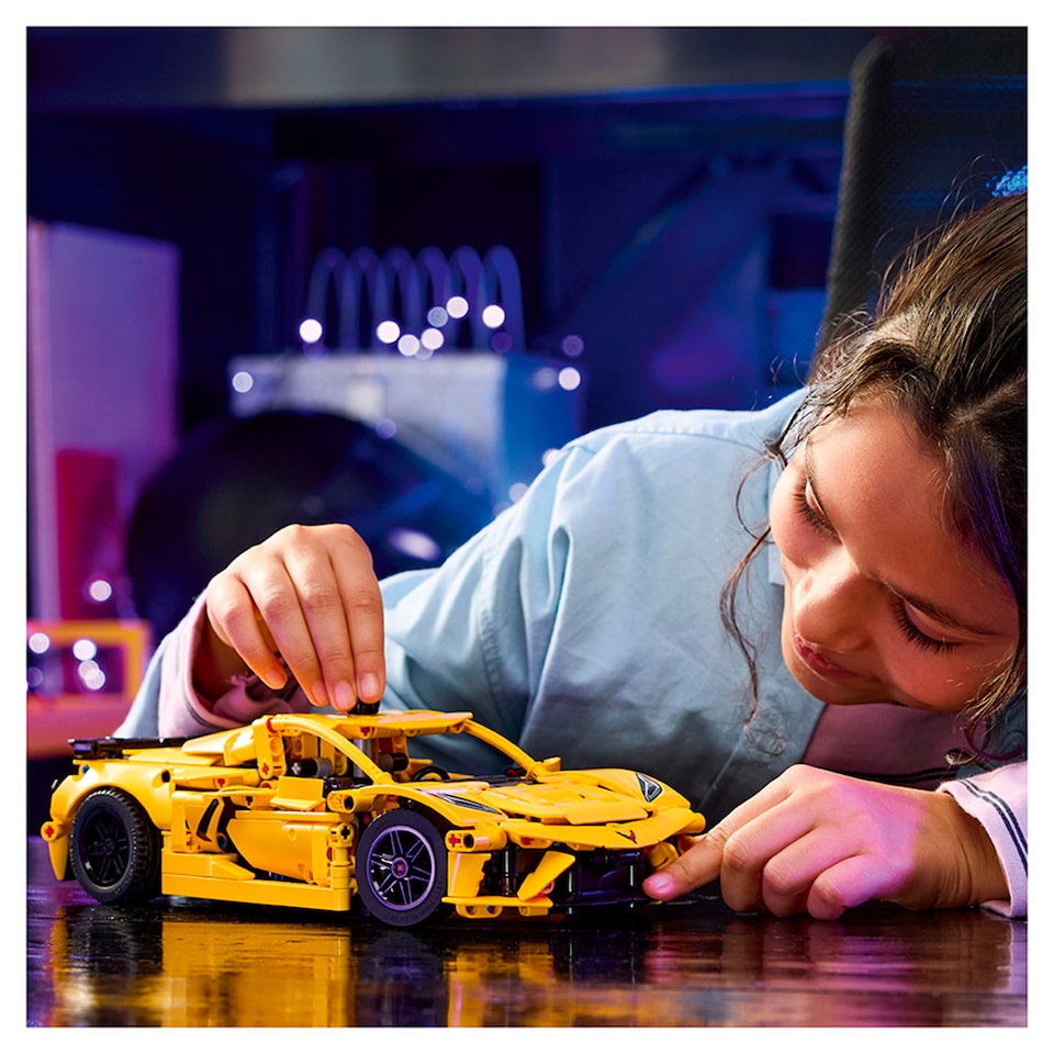 image 1 of LEGO Technic 42205 Chevrolet Corvette Stingray