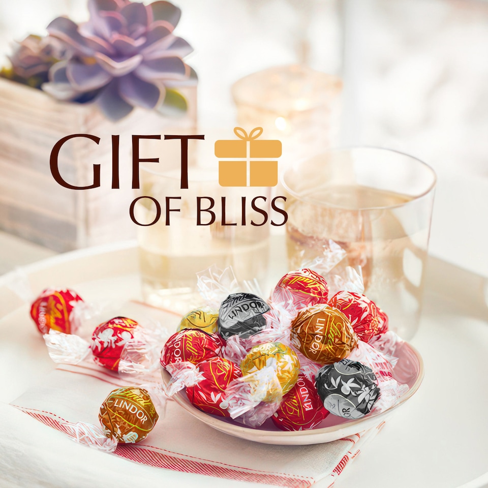 image 1 of Lindt Lindor Gold Milk Chocolate Easter Egg 348G