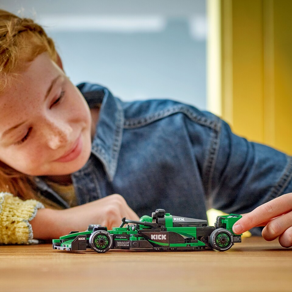 obrázok 1 z LEGO Speed Champions 77247 Pretekárske auto KICK Sauber F1 Team C44