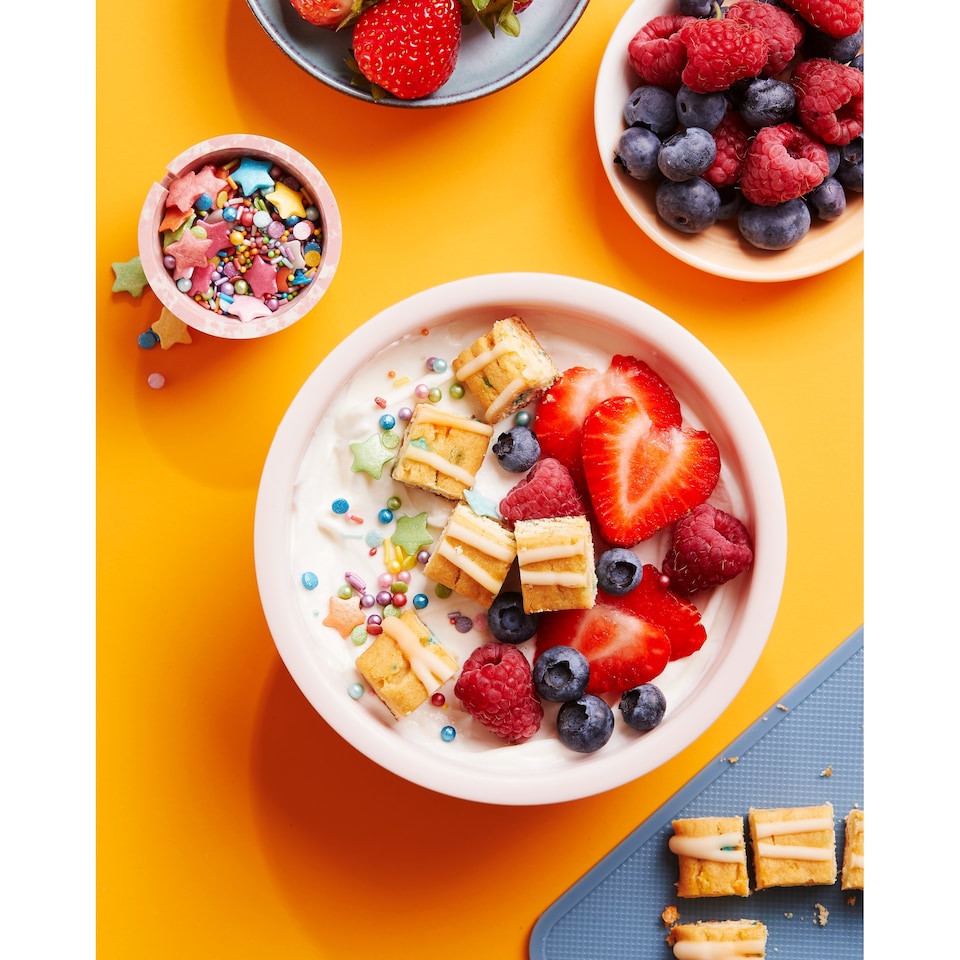 image 1 of Fibre One 90 Calorie Birthday Cake Squares Snack Bars 4 x 24g