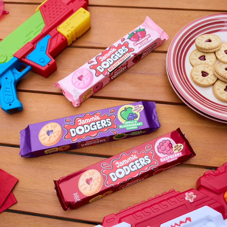 image 1 of Jammie Dodgers Strawberry Flavour Jam & Biscuit 140g
