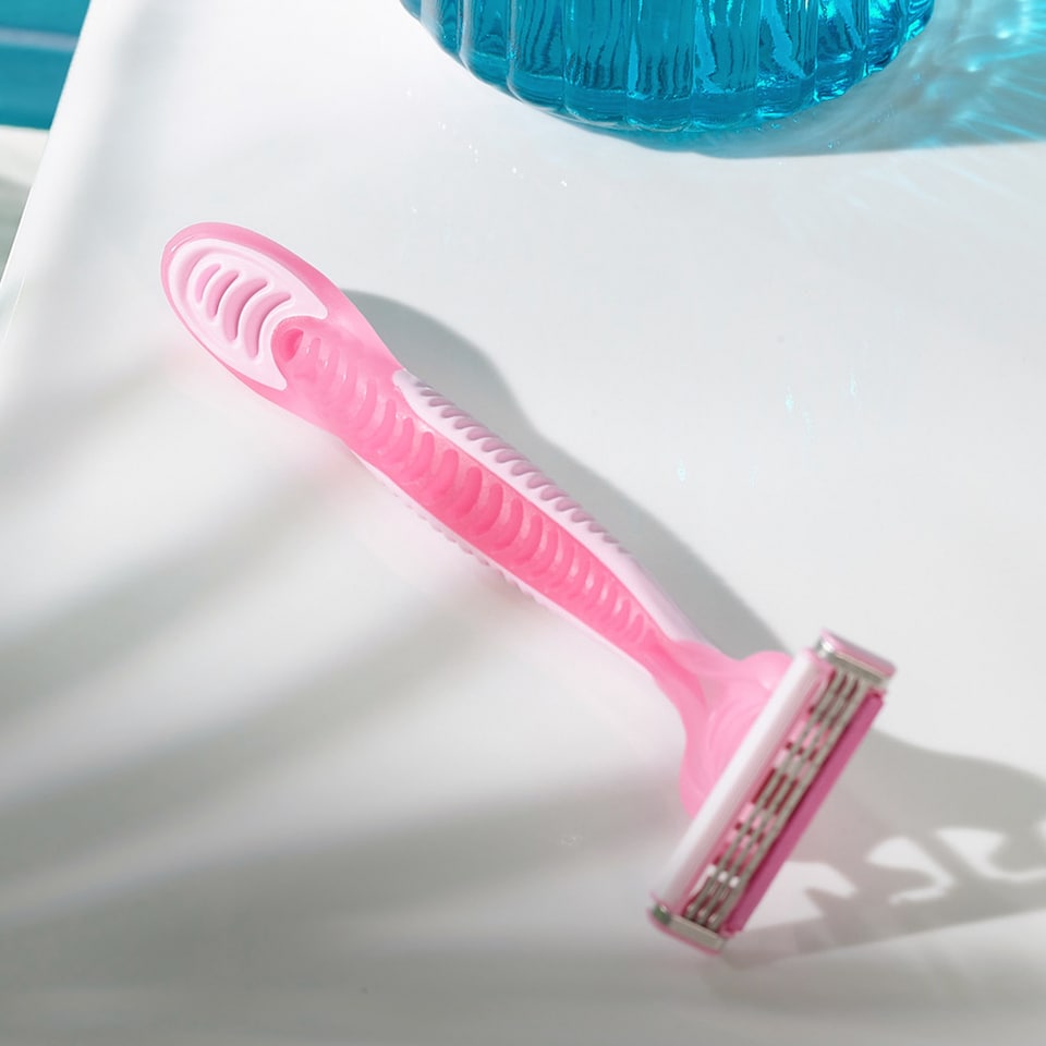 image 1 of Gillette Simply Venus 3 Blade Disposable Razors 4 Pack