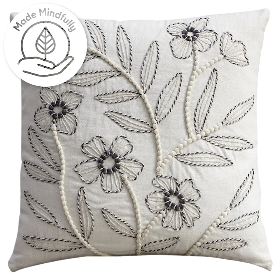 F&F Home Black Floral Stitch díszpárna 45 cm x 45 cm
