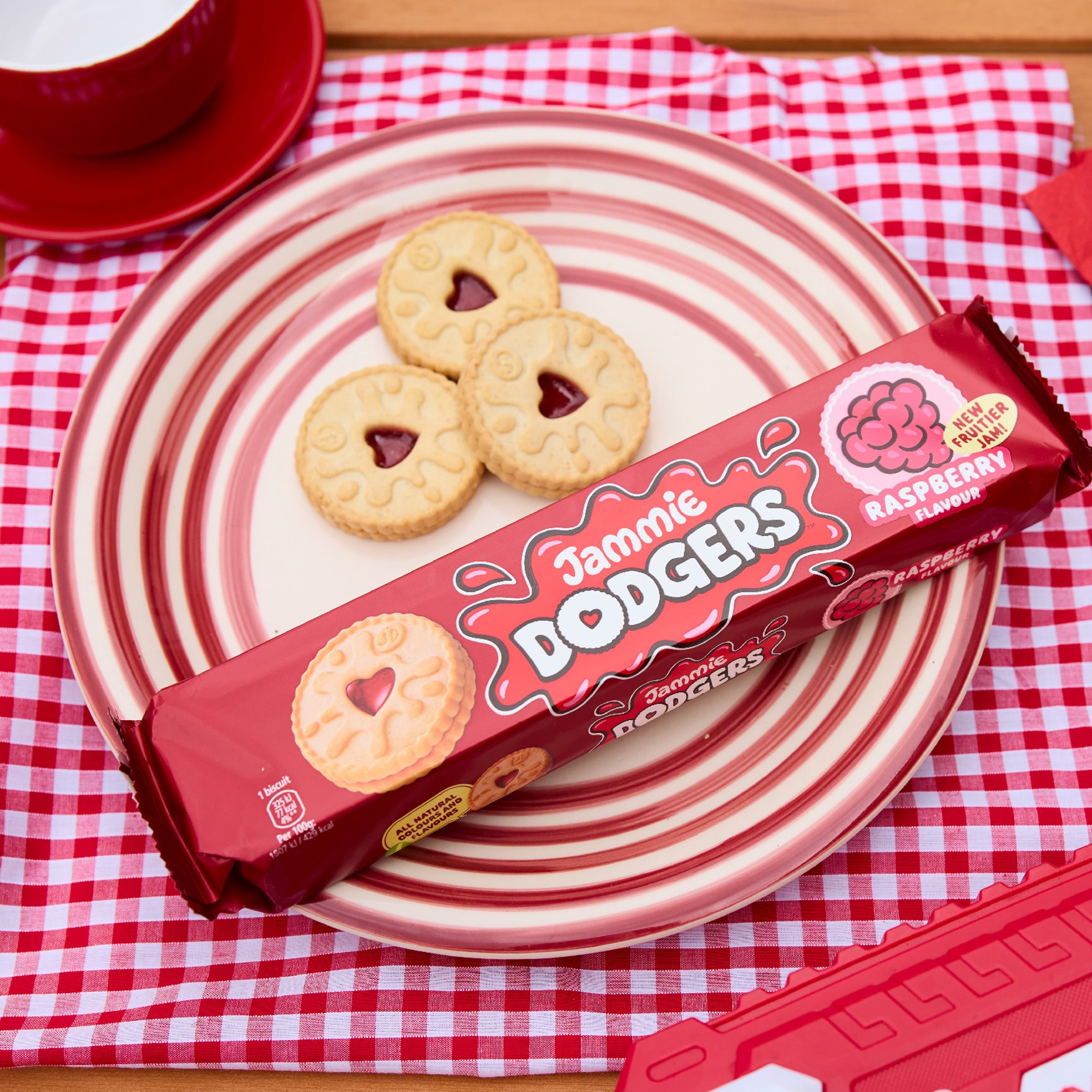 Jammie Dodgers イギリス　缶 ハートジャム　ビスケット Jammie Dodgers Biscuits 140G - Tesco Groceries