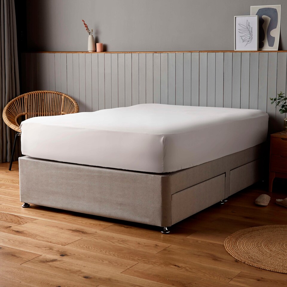 image 1 of Silentnight White Supersoft Fitted Sheet King