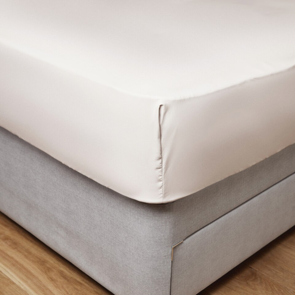 image 1 of Silentnight Supersoft White Fitted Sheet Single