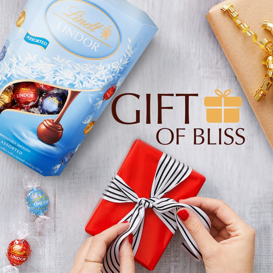 image 1 of Lindt Lindor Assorted Milk And White Chocolate Truffels 337G