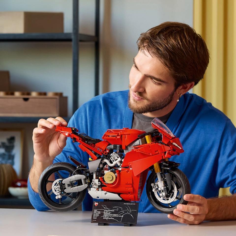 LEGO Technic 42202 Ducati Panigale V4 S motorkerékpár  1. kép