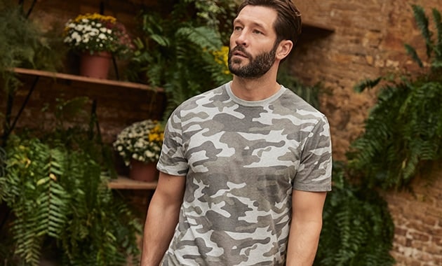Short sleeve camouflage T-shirt in shades of grey with light grey collar