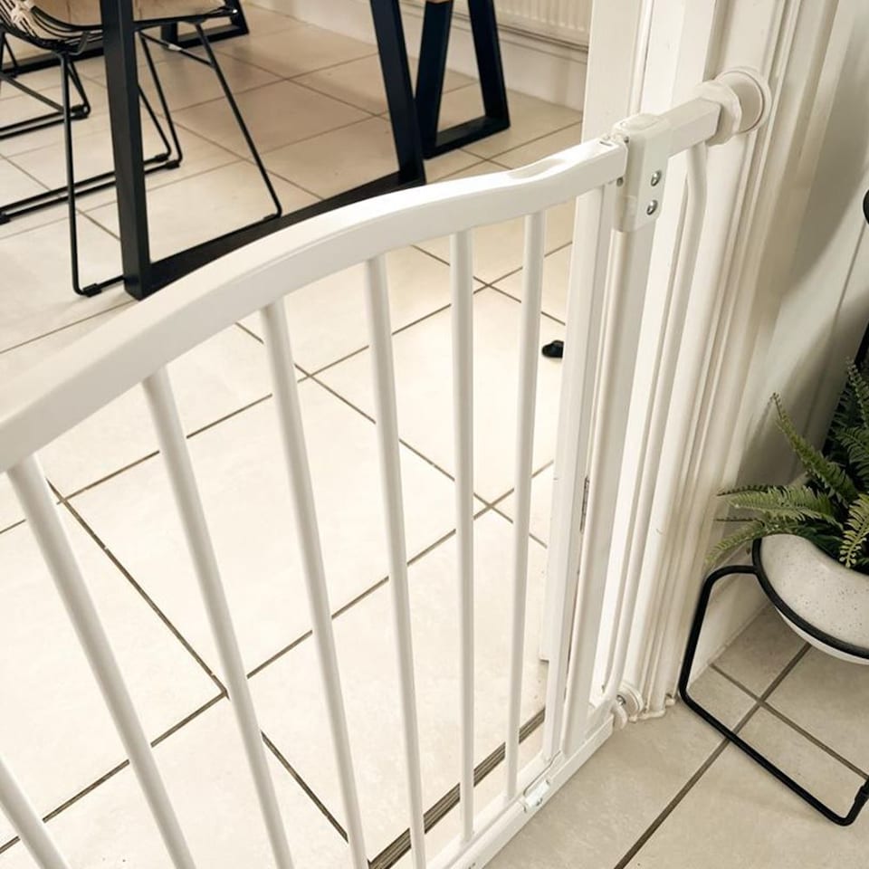 image 1 of Safetots Curved Top Safety Gate, 98cm - 107cm, Matt White, Pressure Fit Stair Gate, Baby Gate for Doors Hallways and Spaces, Safety Barrier, Easy Installation