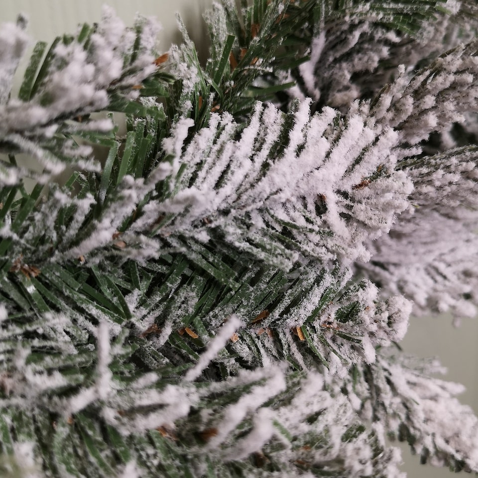 image 1 of 45cm Snow Flocked Wreath 84 Mixed PE/PVC Tips