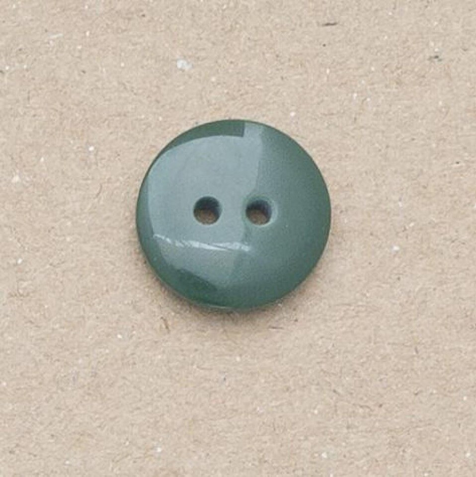 Minerva Bottle Green Round Plastic Buttons for Dressmaking - 15mm - per value pack of 100