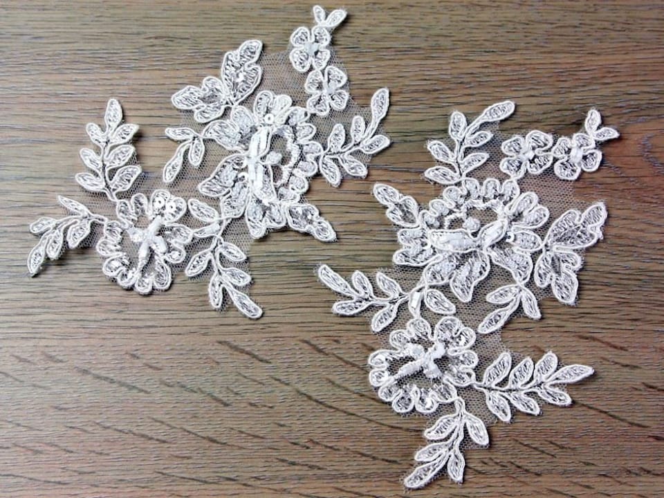 Ivory Naomi Appliques for Dressmaking - per pack