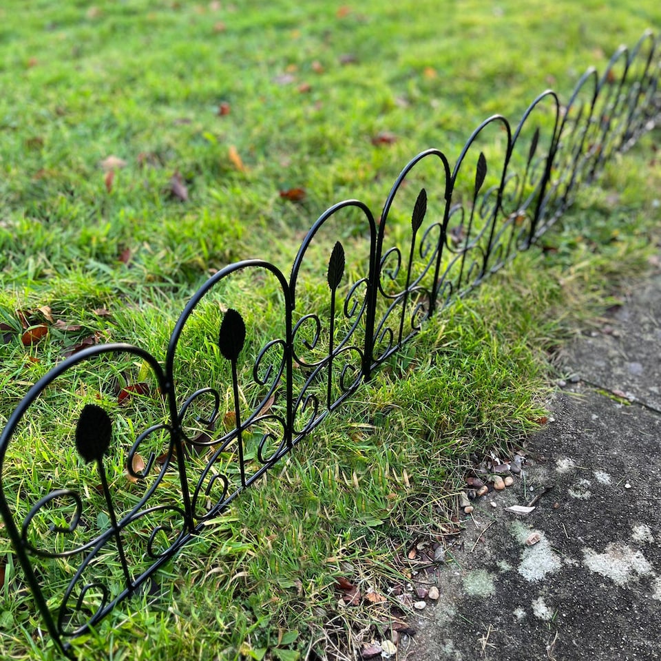 image 1 of Leaf Design Metal Garden Lawn Edging (45cm x 41cm) - 5 Panels