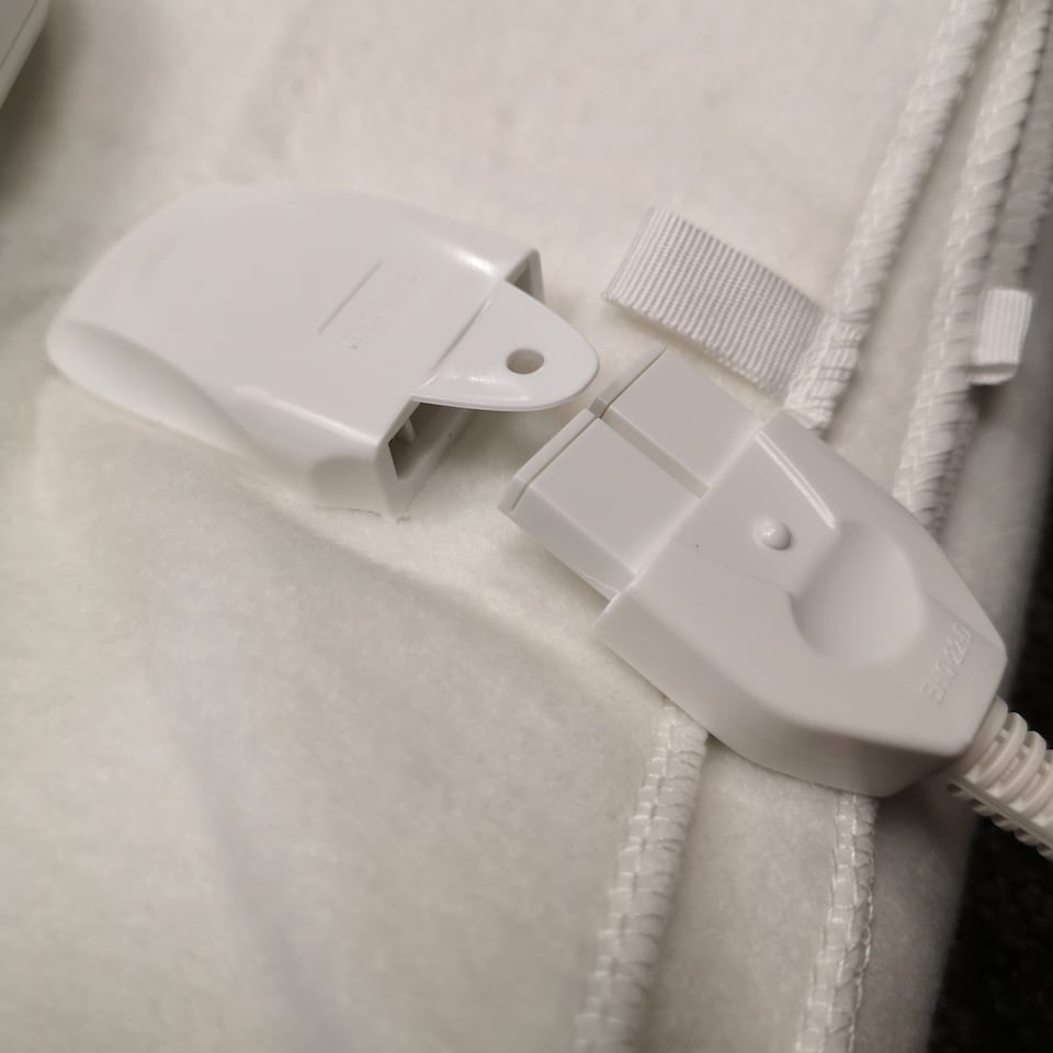 image 1 of 150cm 2 x 60W King Size White Electric Blanket Throw with Temperature Settings