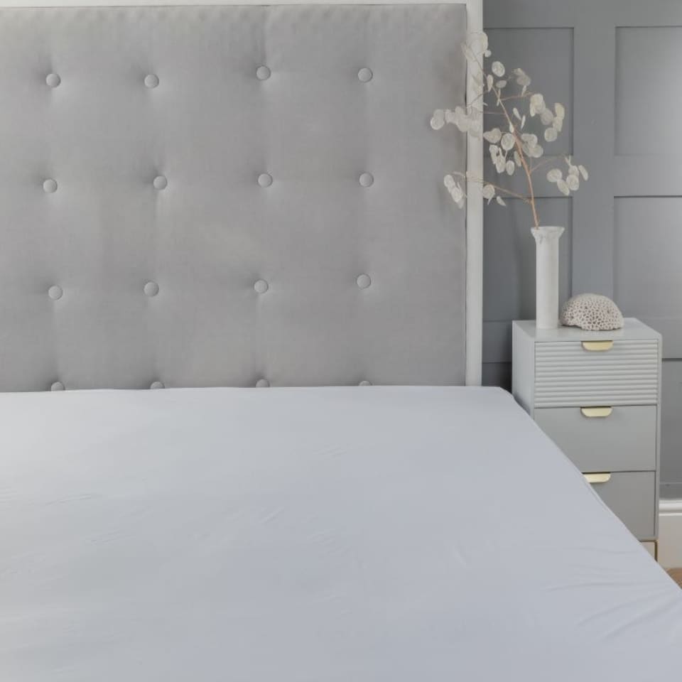 image 1 of Anti Bed Bug Mattress Protector Waterproof Fully Encased Zipped Mattress Cover Dust Mite Proof White | King
