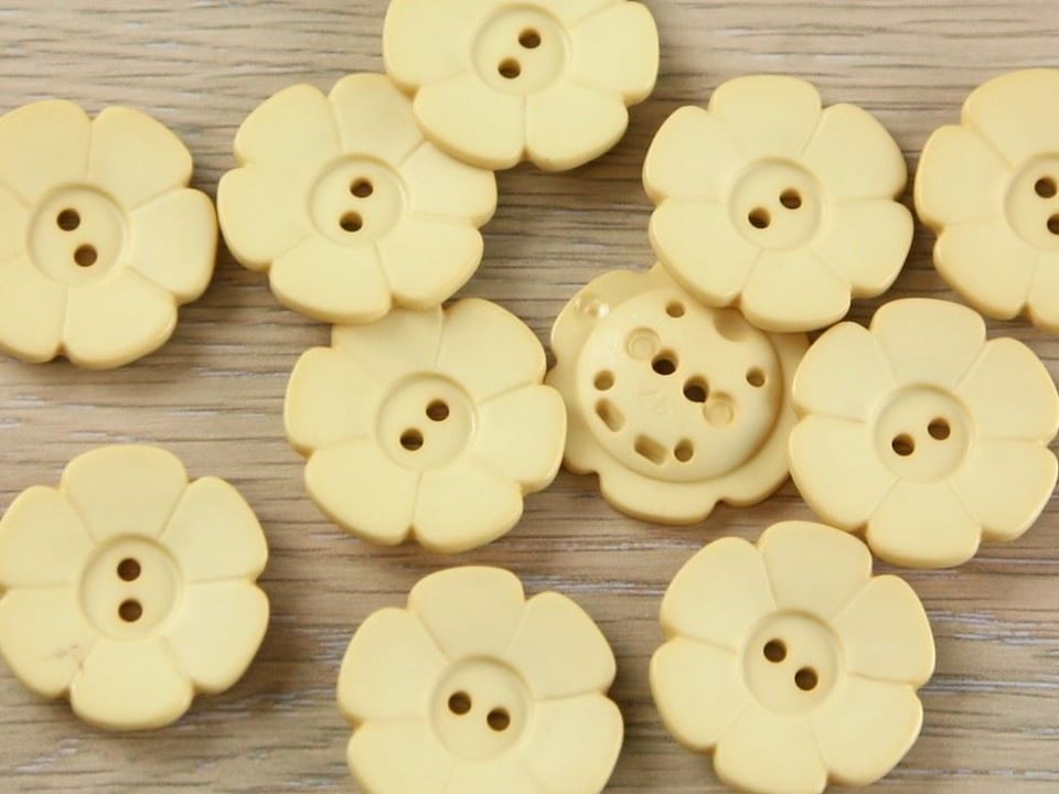 Dill Buttermilk Flower Plastic Buttons for Dressmaking - 15mm - per value pack of 24