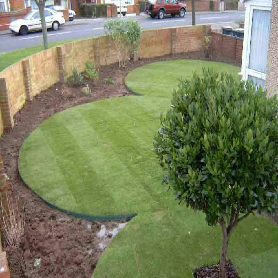 image 1 of Swift Edge Garden Edging - Lawns, Borders, Pathways, Plots, Flowerbeds, Landscaping - Aluminium 100mm tall - 30m pack - Black