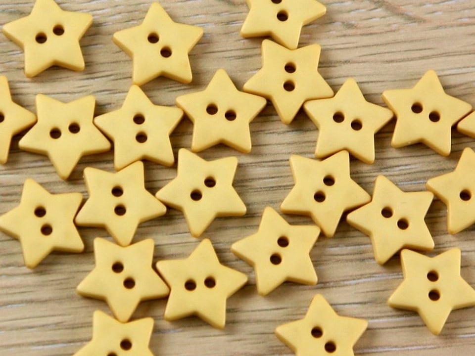 Dill Buttermilk Star Plastic Buttons for Dressmaking - 15mm - per value pack of 24