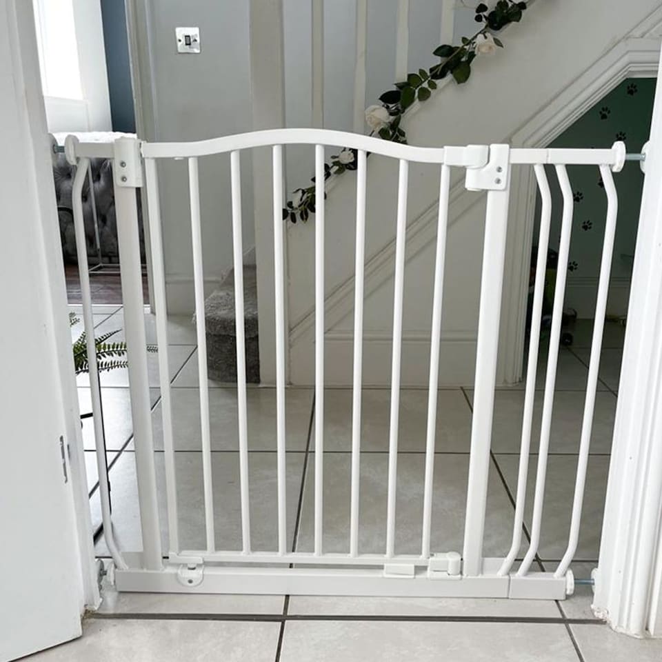 image 1 of Bettacare Curved Top Dog Gate, 107cm - 116cm, Matt White, Pressure Fit Pet Gate for Dog and Puppy, Pet and Dog Barrier | White