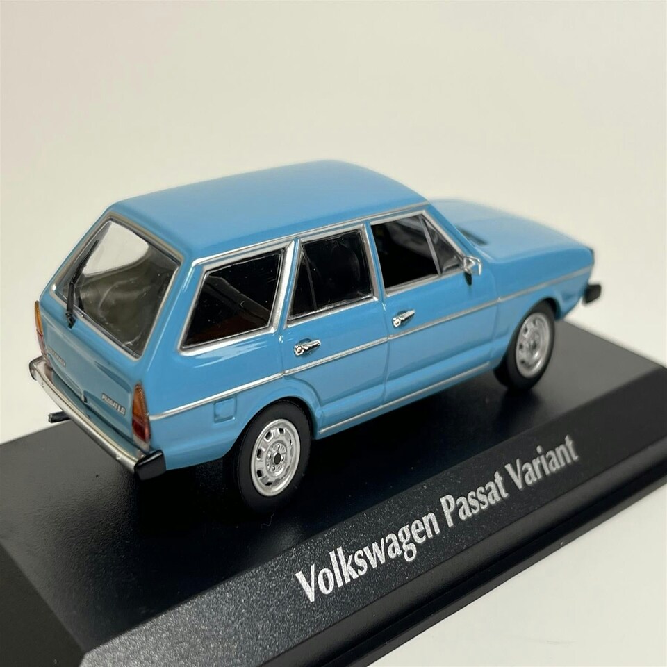 image 1 of Volkswagen Passat Break 1975 Blue 1:43 Maxichamps 940054210