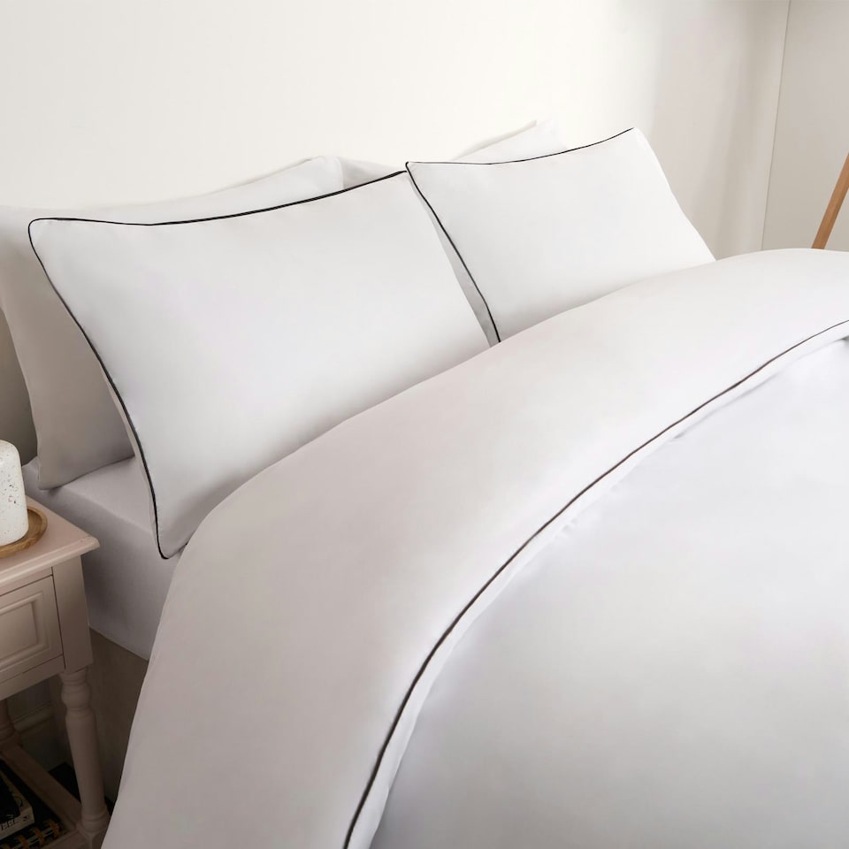 image 1 of OHS Luxury Soft Microfibre Piped Edge Duvet Quilt Cover and Pillowcase Set, King - Black/White