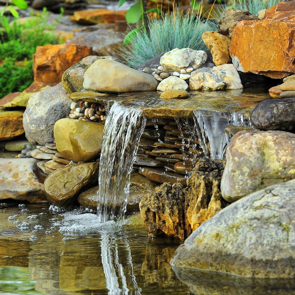 image 1 of Hozelock Easyclear 6000 All in One Pond Pump, Filter and UVC