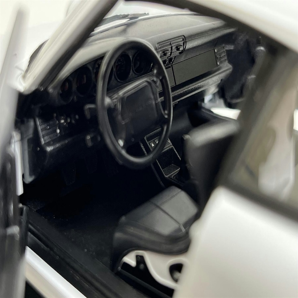image 1 of 2009 Porsche 964 Turbo White 1:18 Scale Welly 18026w