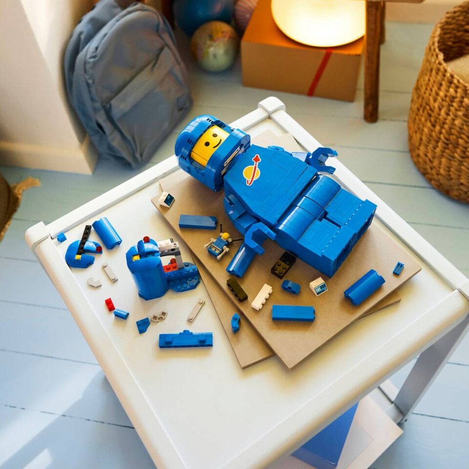 image 1 of LEGO Blue Astronaut Large Minifigure 40921
