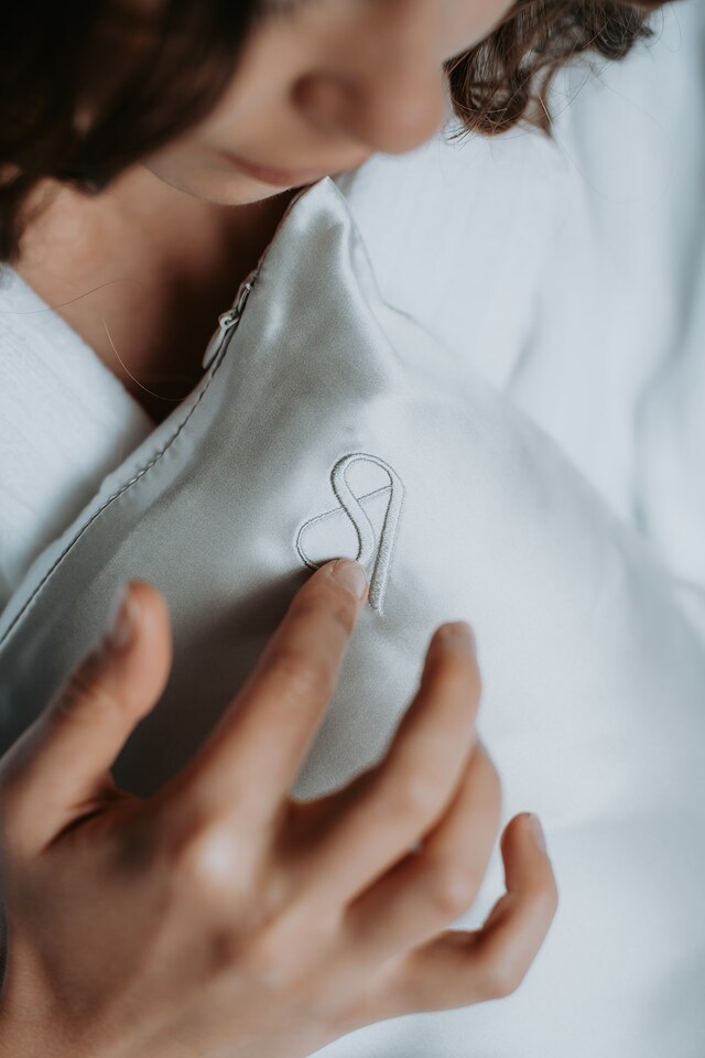 image 1 of Silk Addict 100% Mulberry Silk Pillowcase – Silver | Silver | Standard | 1