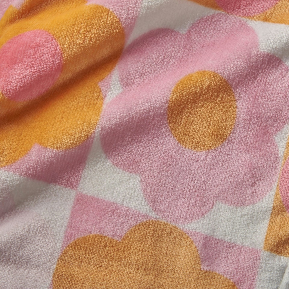image 1 of Catherine Lansfield Retro Daisy Cosy Fleece 130x170cm Blanket Throw Pink