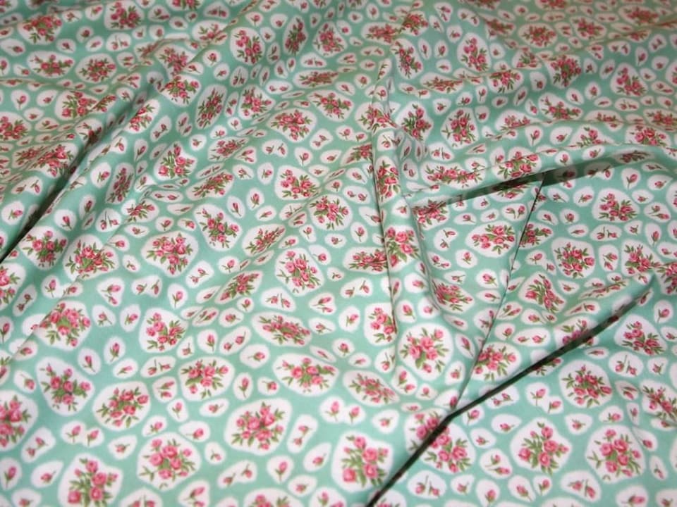 Green 100% Cotton Poplin Fabric for Dressmaking, Quilting, 150cm / 59" Wide - per metre