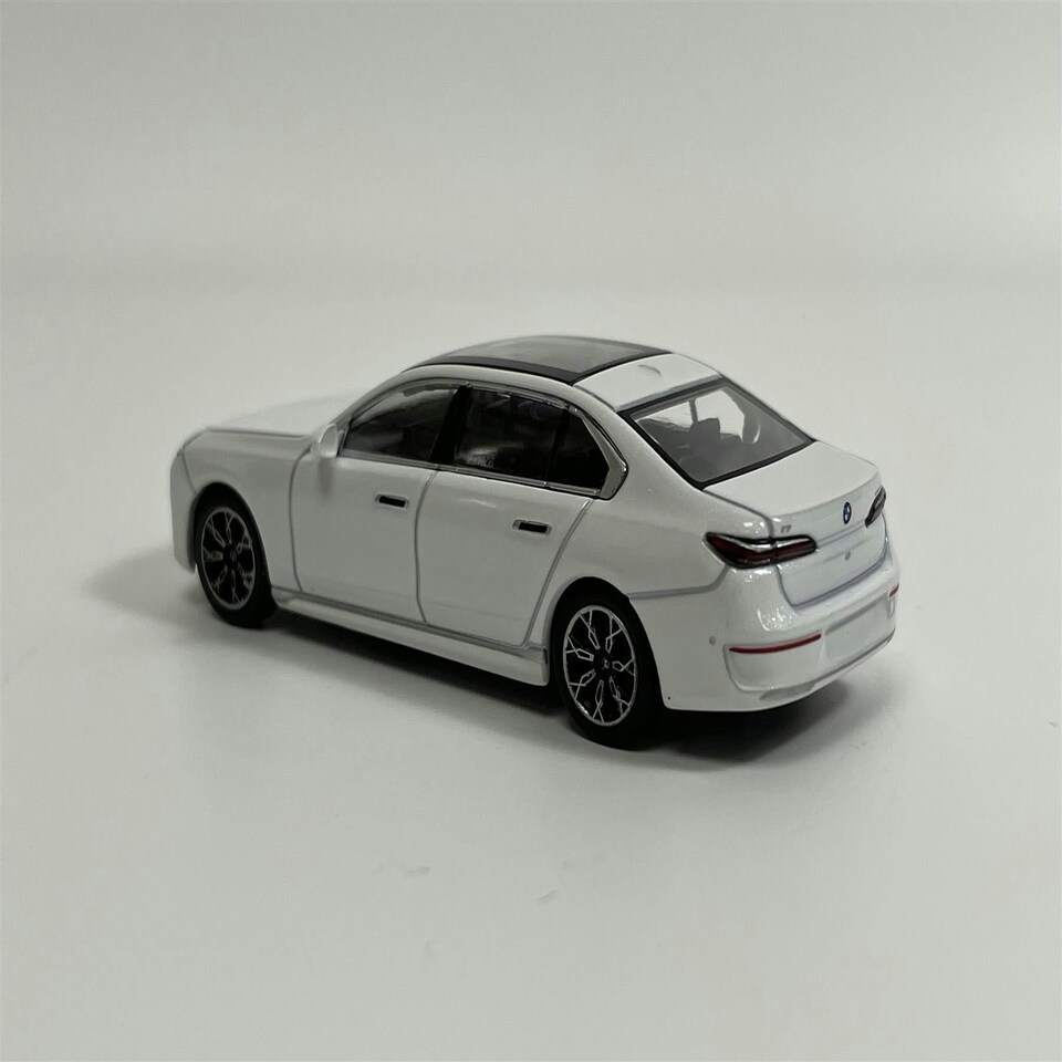 image 1 of BMW i7 xDrive60 Mineral White RHD 1:64 Mini GT MGT00819R