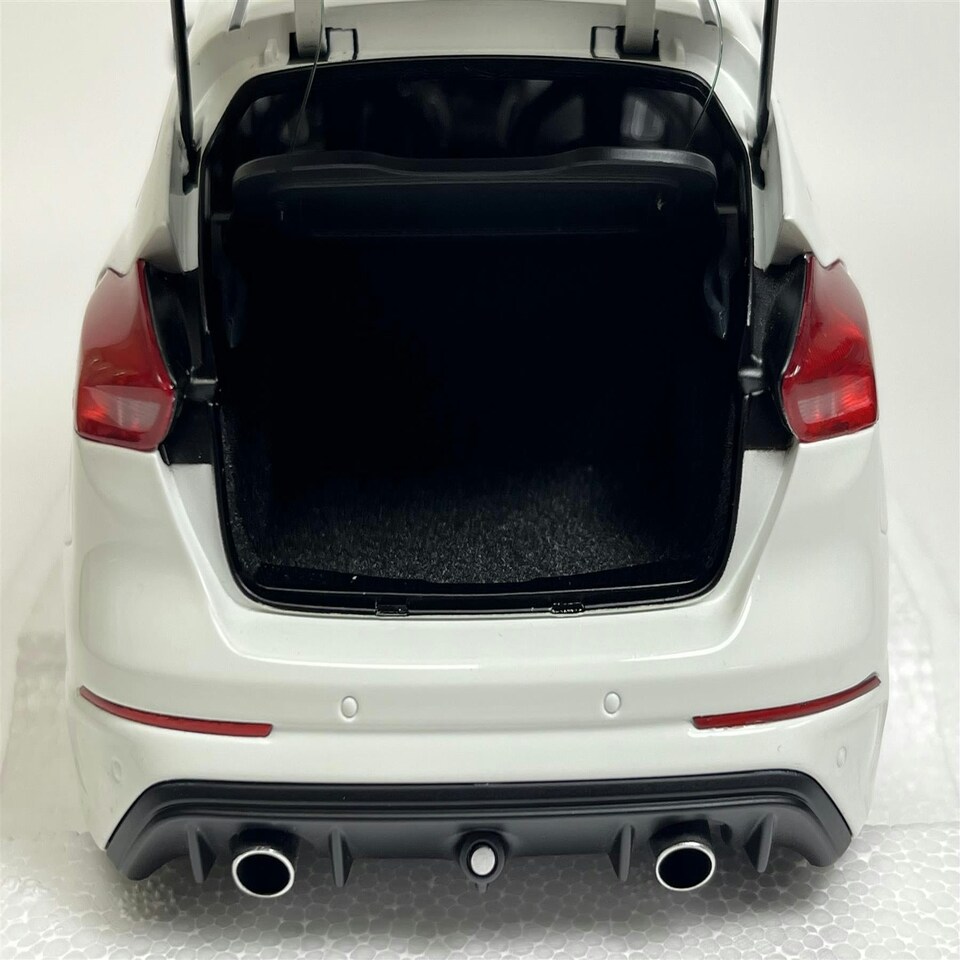 image 1 of Ford Focus RS 2016 Frozen White 1:18 Scale Autoart 72951