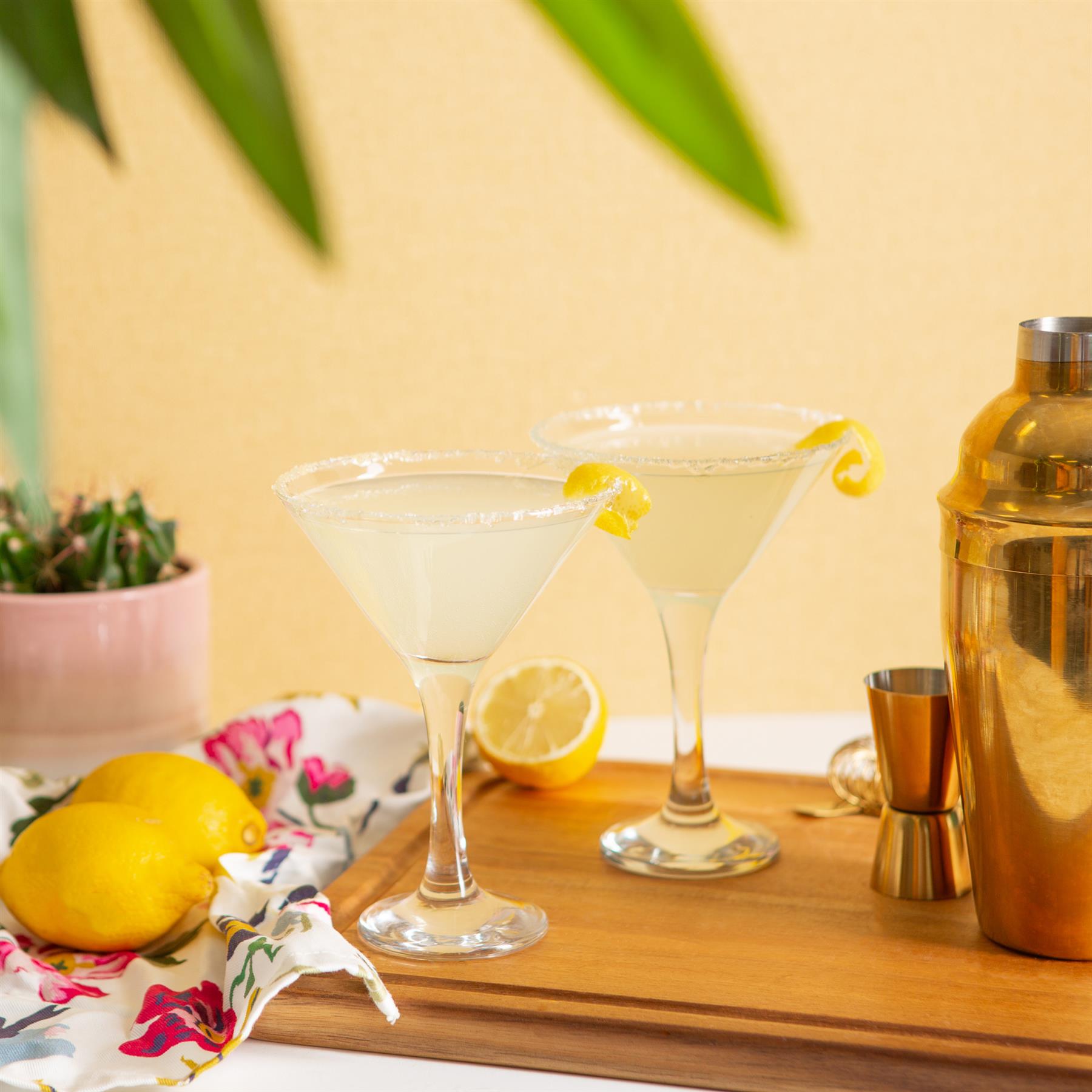 Arrière-plan Festif De Verres à Martini Avec Pyramide De Champagne éclairée à La Fête De Mariage