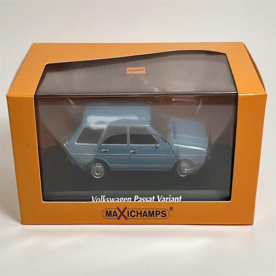 image 1 of Volkswagen Passat Break 1975 Blue 1:43 Maxichamps 940054210