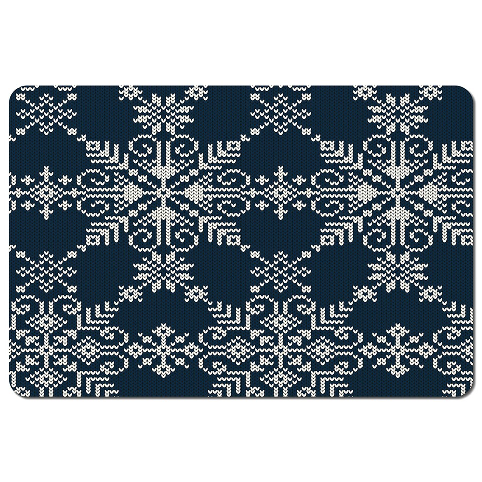 Knitted pattern of white snowflakes (placemat)