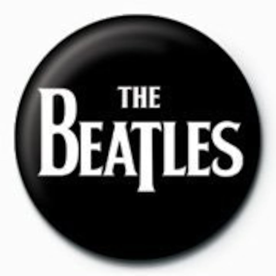 THE BEATLES - WHITE LOGO PINBADGE - BADGES N/A