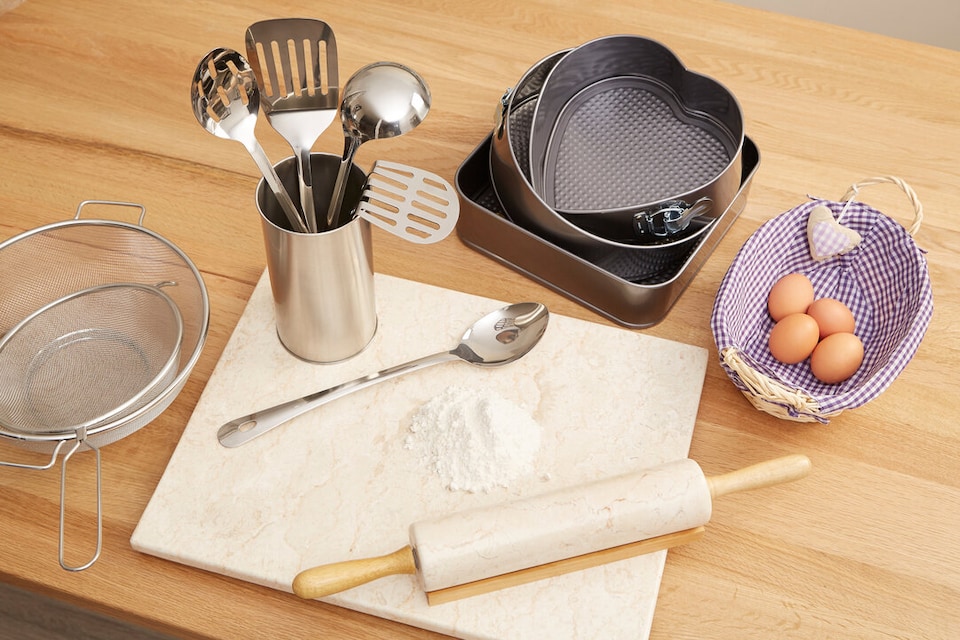 image 1 of Mari Set of 3 Spring Form Assorted Cake Tins