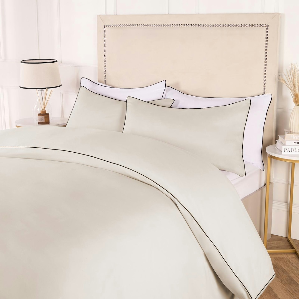 image 1 of OHS Luxury Soft Microfibre Piped Edge Duvet Quilt Cover and Pillowcase Set Pink | Pink/Red | King