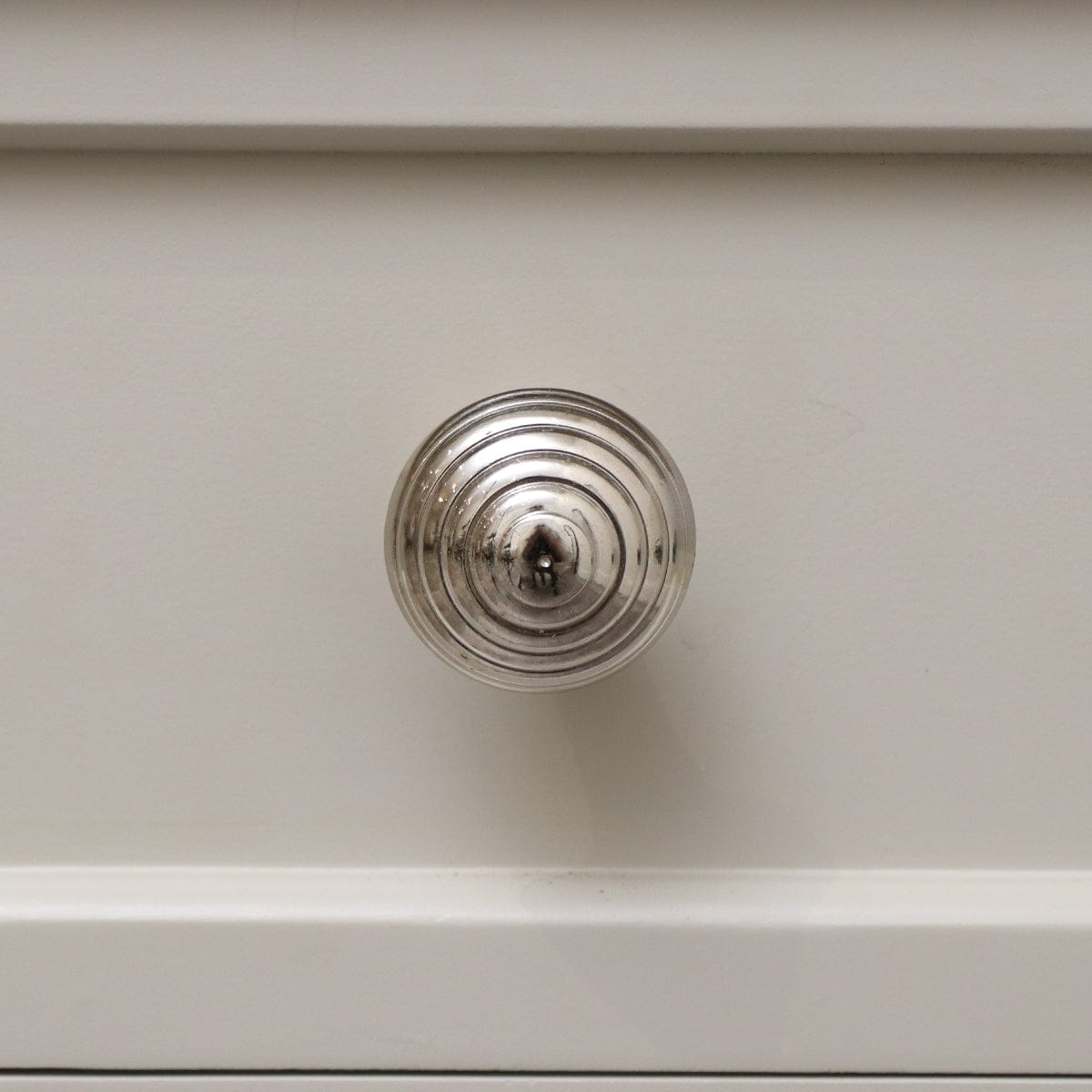 Melody Maison Round Shiny Silver Swirl Detailed Drawer Knob