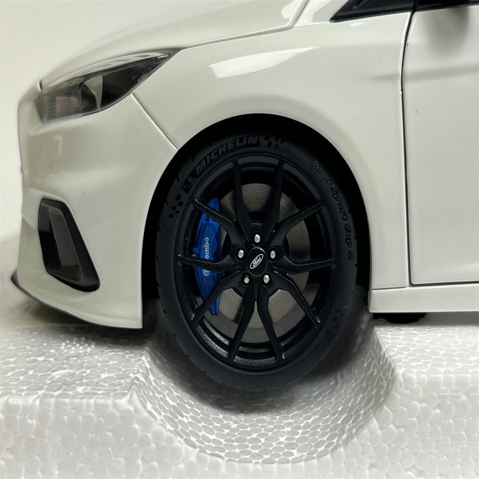 image 1 of Ford Focus RS 2016 Frozen White 1:18 Scale Autoart 72951